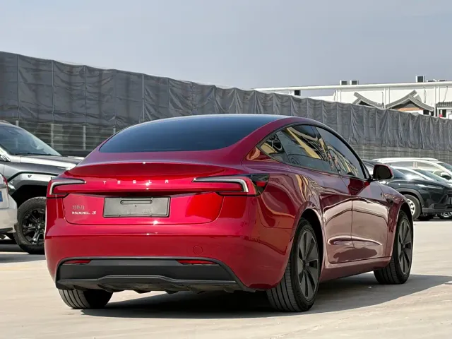 Tesla Model 3 — Фото автомобиля 6