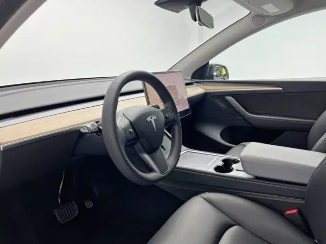 Tesla Model Y — Фото автомобиля 15