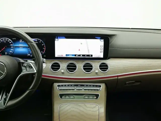 Mercedes-Benz E-Class — Фото автомобиля 12