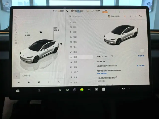 Tesla Model 3 — Фото автомобиля 9