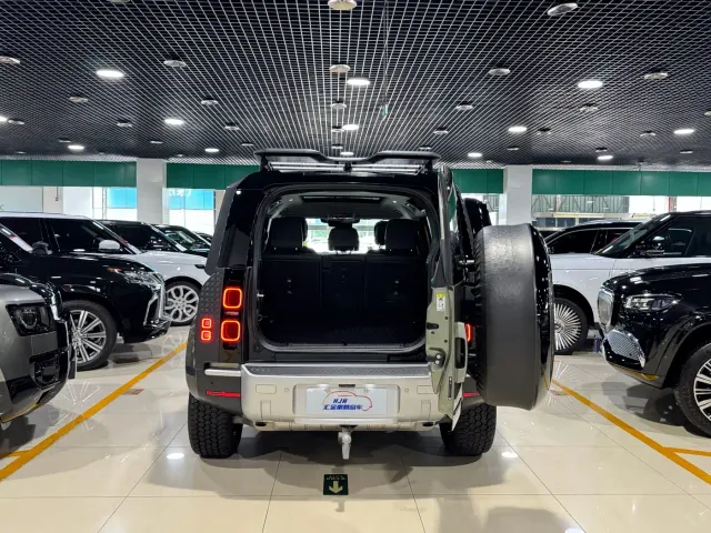 Land Rover Defender — Фото автомобиля 14