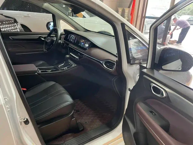 GAC Trumpchi M6 — Фото автомобиля 8