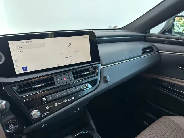 Lexus ES — Фото автомобиля 15