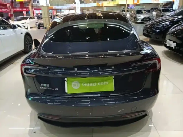 Tesla Model 3 — Фото автомобиля 5