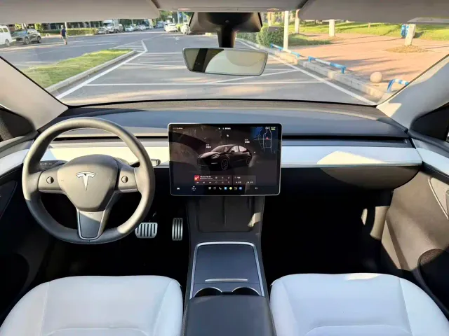 Tesla Model Y — Фото автомобиля 9