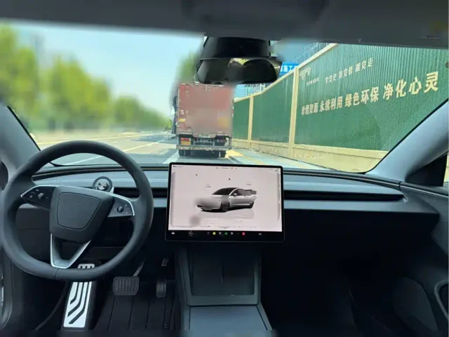 Tesla Model 3 — Фото автомобиля 6