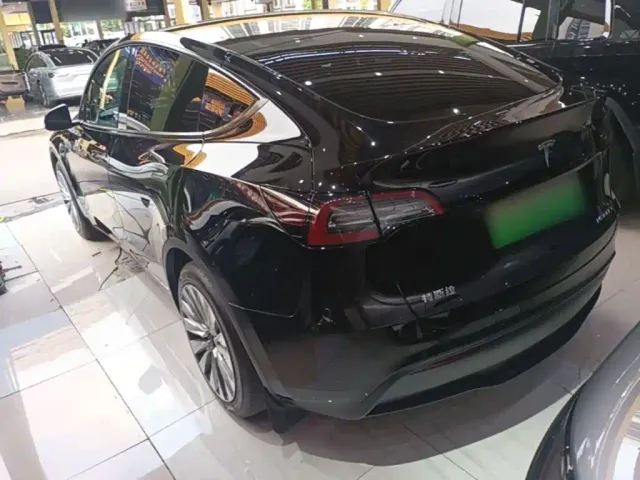 Tesla Model Y — Фото автомобиля 4