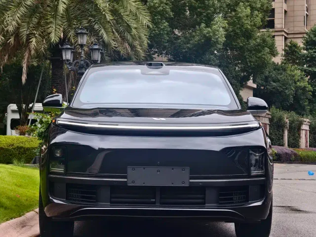 Li Auto L8 — Фото автомобиля 2