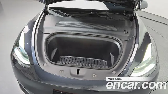 Tesla Model Y — Фото автомобиля 9