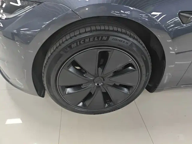 Tesla Model 3 — Фото автомобиля 22