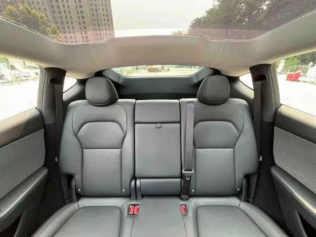 Tesla Model Y — Фото автомобиля 12