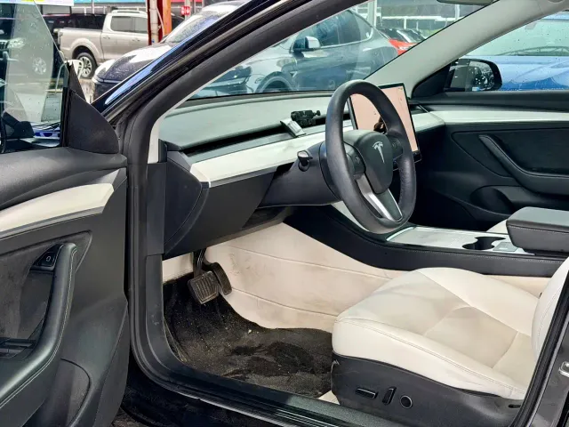 Tesla Model 3 — Фото автомобиля 7