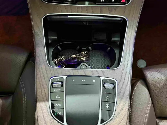 Mercedes-Benz E-Class — Фото автомобиля 11