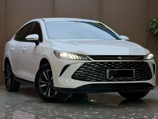 BYD Qin PLUS 2026 DM-i Smart Edition 128KM Progressive — Фото автомобиля 3