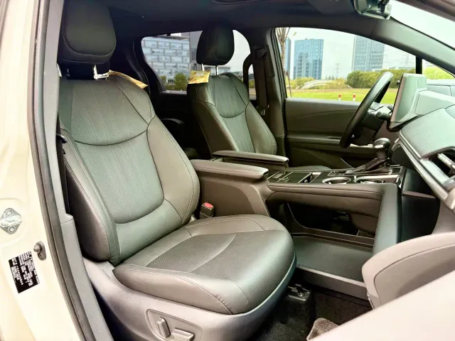 Toyota Sienna — Фото автомобиля 11