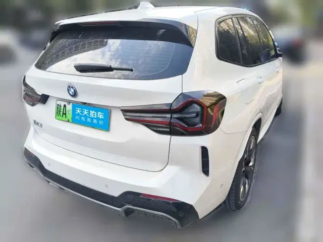 BMW iX3 — Фото автомобиля 2