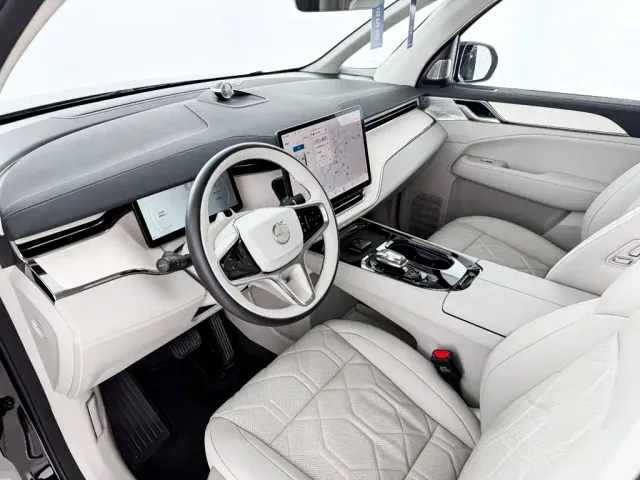 Volvo EM90 — Фото автомобиля 7