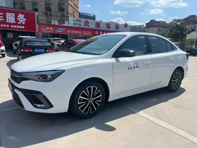 Roewe i5 — Фото автомобиля 3