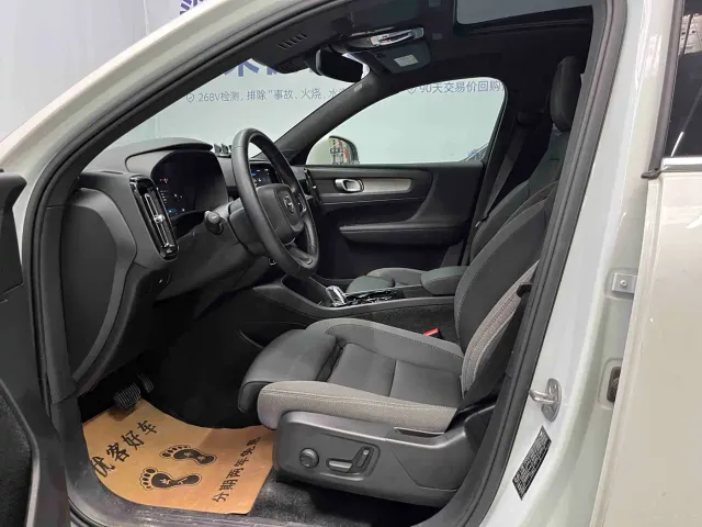Volvo XC40 — Фото автомобиля 7