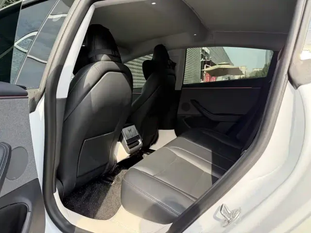 Tesla Model 3 — Фото автомобиля 12
