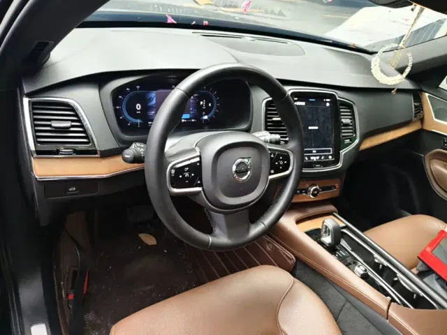 Volvo XC90 — Фото автомобиля 9