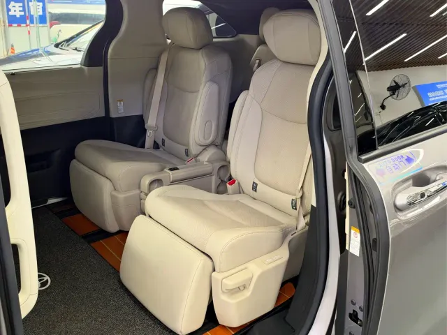 Toyota Sienna — Фото автомобиля 7