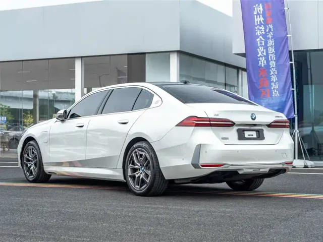 BMW i5 — Фото автомобиля 6