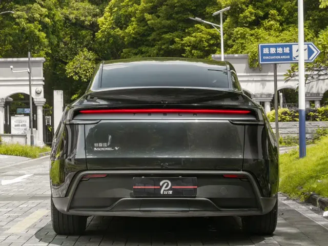 Tesla Model Y — Фото автомобиля 5
