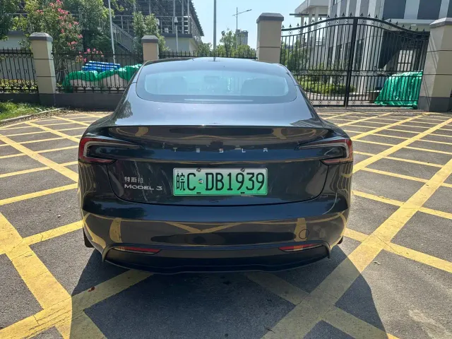 Tesla Model 3 — Фото автомобиля 4