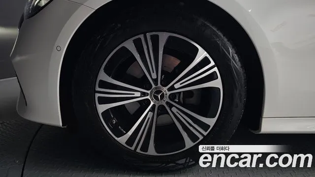 Mercedes-Benz E-Class — Фото автомобиля 4
