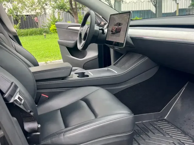 Tesla Model Y — Фото автомобиля 12