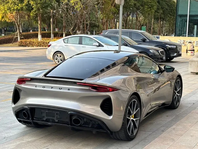 Lotus Emira — Фото автомобиля 9