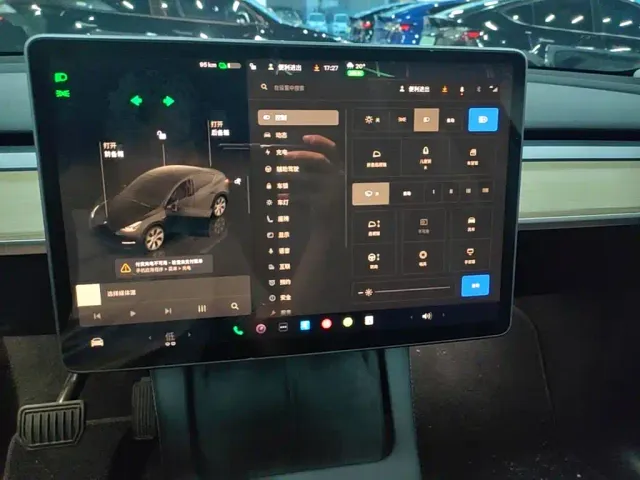 Tesla Model Y — Фото автомобиля 12