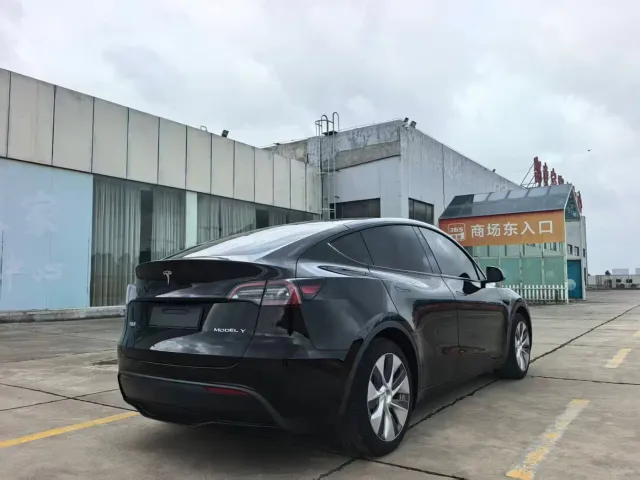 Tesla Model Y — Фото автомобиля 10