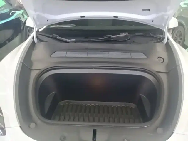 Tesla Model Y — Фото автомобиля 19