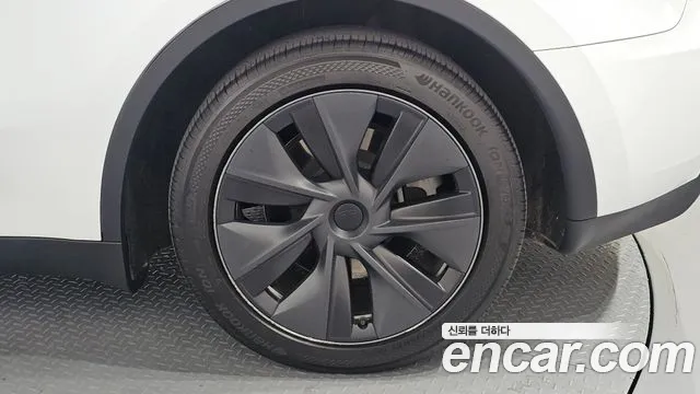 Tesla Model Y — Фото автомобиля 6