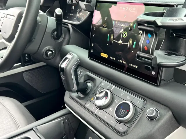 Land Rover Defender — Фото автомобиля 15