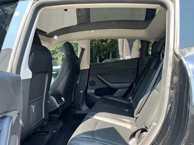 Tesla Model Y — Фото автомобиля 9