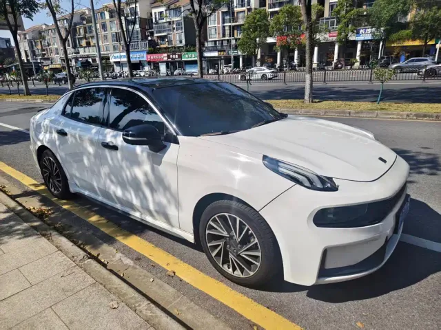 Lynk & Co 03 — Фото автомобиля 3
