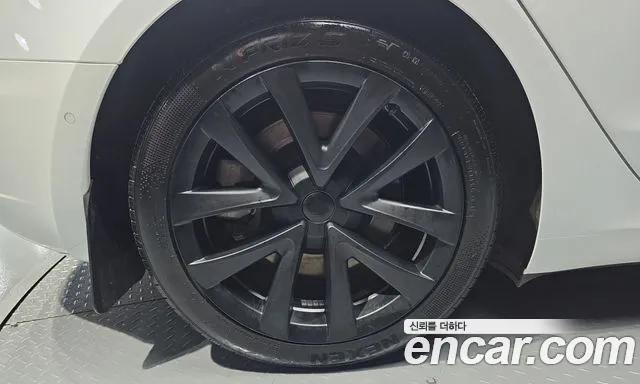 Tesla Model 3 — Фото автомобиля 5