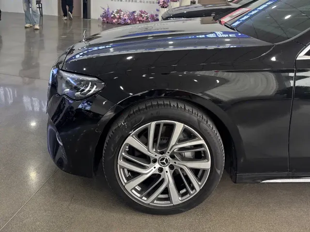 Mercedes-Benz E-Class — Фото автомобиля 4