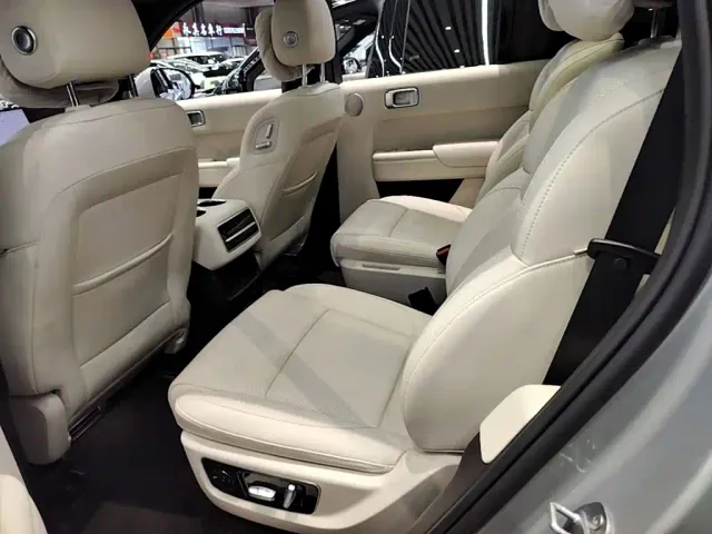 Li Auto L8 — Фото автомобиля 16