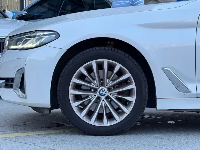 BMW 5 Series — Фото автомобиля 9