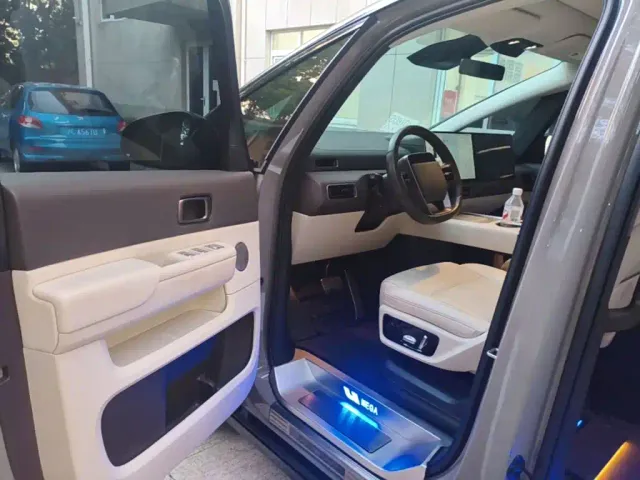 Li Auto MEGA — Фото автомобиля 15