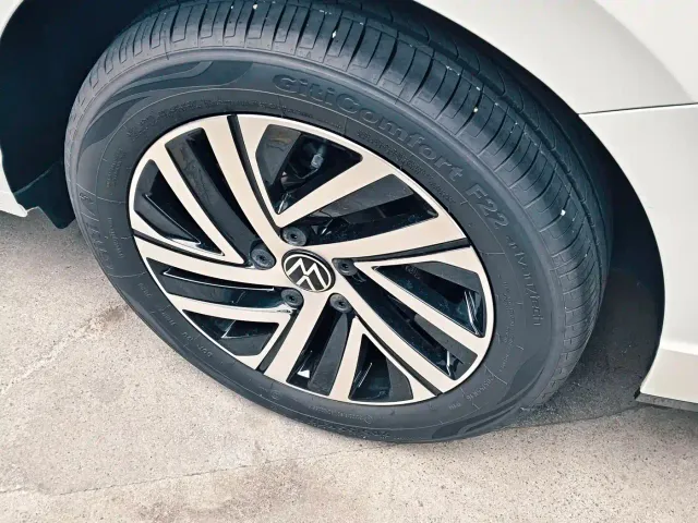 Volkswagen Lavida — Фото автомобиля 12