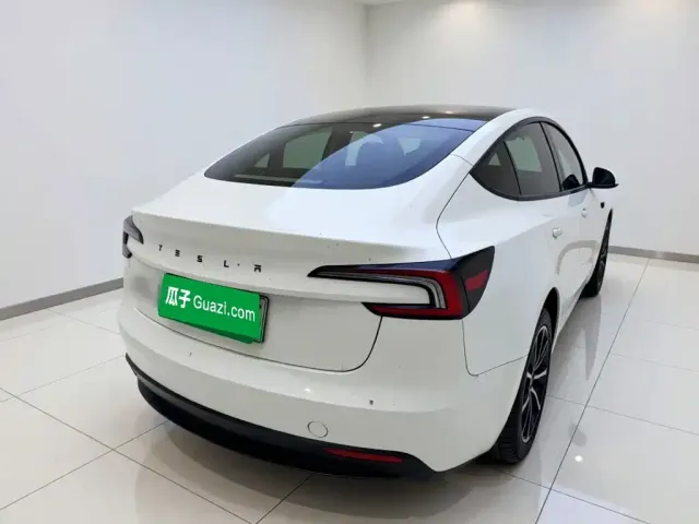 Tesla Model 3 — Фото автомобиля 5
