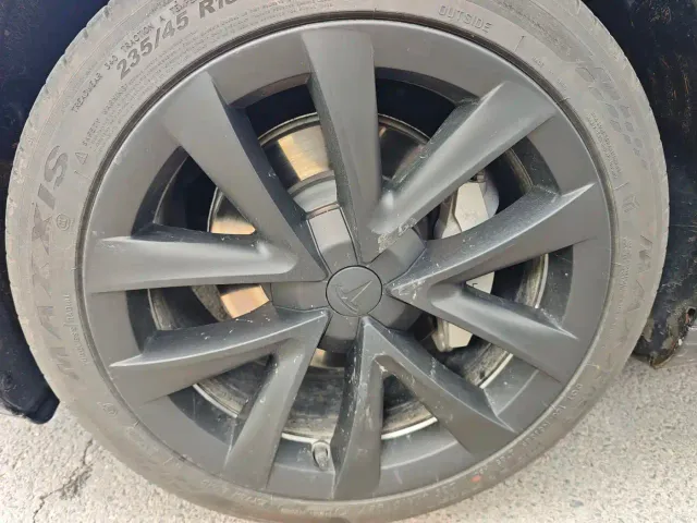 Tesla Model 3 — Фото автомобиля 12