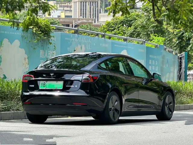 Tesla Model 3 — Фото автомобиля 5