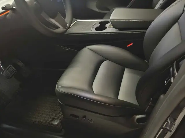 Tesla Model Y — Фото автомобиля 12