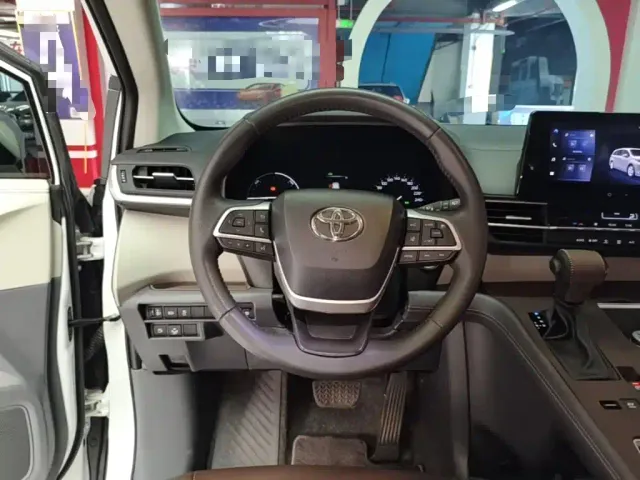 Toyota Sienna — Фото автомобиля 10